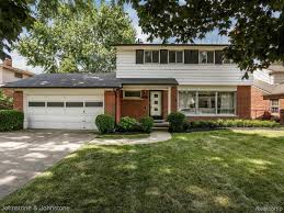 Grosse Pointe Woods Home For Sale 19913 W Doyle Pl Grosse Pointe Woods Mi 48236 Located In Torrey Wood House In The Woods Grosse Pointe Woods Exterior Brick