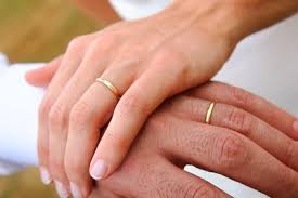 Voir plus d'idées sur le thème idées de mariage, bague aux doigts et deco mariage. Comment Se Porte Une Alliance Portail Du Bijou
