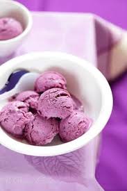 Glace Aux Fruits Rouges Et Au Lait Concentre Un Dejeuner De Soleil Lait Concentre Desserts Aux Fraises Congelees Creme Glacee Vegetalienne