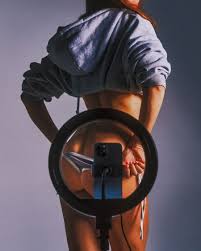 Monde Porno: Le sexe à lécran de “Diva Futura” à OnlyFans