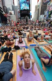 Alles rund um dein yoga. Mass Yoga At Times Square To Mark Summer Solstice Arabianbusiness