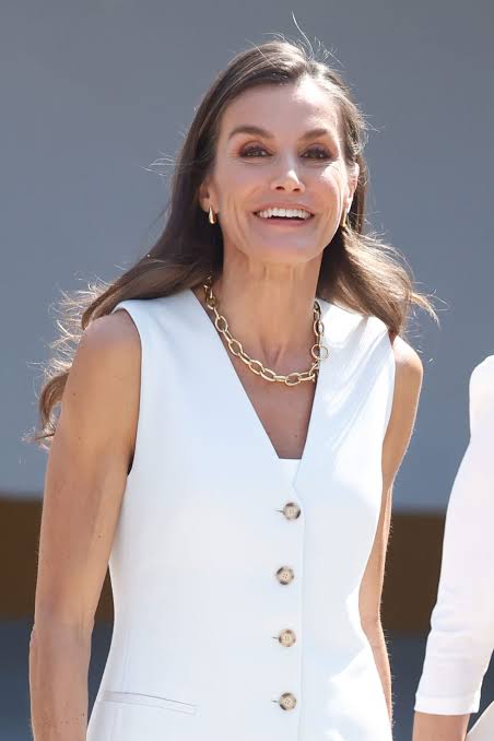 La reina Letizia confirma la tendencia del chaleco para este verano con un estilismo blanco y sorprende con una joya poco habitual