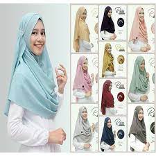Kerudung segimpat ini terdapat detail motif yang gunakan teknik digital printing sebagai aksen. Jilbab Pashmina Instan Raisa Model Terbaru 2017 Bahan Diamond Dengan Aksen Rempel Dan Swarovski Sintetis Di Bagian Samping Praktis Tin Hijab Pashmina Fashion
