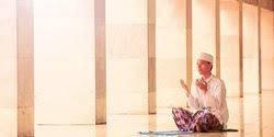 Imam malik berpendapat bahwa i'tikaf boleh dilaksanakan di masjid manapun (asal dimasjid tersebut ditegakkan shalat lima waktu). I Tikaf Adalah Berdiam Diri Di Dalam Masjid Ketahui Tata Cara Dan Macamnya Merdeka Com