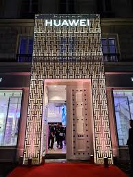 Paris et ses artistes, ses paumés, ses lieux de fête et de déprime. Huawei A Ouvert Son Premier Flagship Store A Paris Journal Du Geek