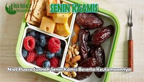 Oct 08, 2014 · 1 berniat di dalam hati dan tidak dilafadzkan karena melafadzkan niat termasuk perkara yang tidak ada tuntunannya dari nabi kita shallallahu 'alaihi wa sallam dan beliau shallallahu 'alaihi wa sallam juga tidak pernah mengajarkannya lafadz niat pada shalat tertentu kepada para sahabatnya. Niat Puasa Sunnah Senin Kamis Beserta Keutamaannya