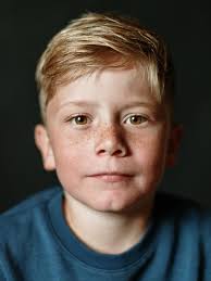 Aziz Haddouch (56) is hobby imker. In zijn volkstuin in Zwijndrecht  verzorgt hij liefst acht bijenkolonies: 240.000 bijen in totaal. “Ik kom  tot rust bij de bijen. Het zijn mijn huisdieren. Aan