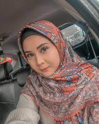 Tips selfie aman di tempat wisata saat libur panjang akhir panjang. Mantap Berhijab Di Usia 20 An Pesona 5 Artis Ini Semakin Terpancar