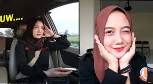 Gambar perawat muda memakai kerudung sedang foto narsis. Diprank Youtuber Warganet Terpesona Kecantikan Cewek Berhijab Dan Imut Ini Riau24 Com