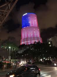 Una cámara de seguridad captó el momento exacto en el que parte de un edificio de 12 pisos en sufrside, florida, se. Cuba En Miami Espectaculares Colores Del Edificio De Facebook