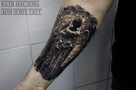 Chyorno Belaya Tatuirovka S Izobrazheniem Angela V Stile Realizm Po Eskizu Artema Barma Pilipenko Tatu Salon Dom Elit Ta Tattoos Tattoos For Guys Skull Tattoo
