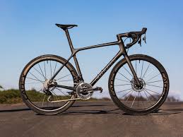 Giant verwent de kopman van het ccc team nu met een zwarte en gouden giant tcr om op te schitteren dit seizoen. Giant Tcr Advanced 2021 Im Ersten Test Rennrad News