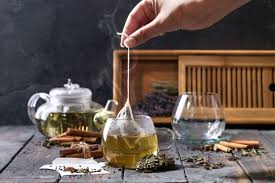 Pasalnya, teh hijau sering kali bersifat alkali dan. 6 Cara Benar Minum Teh Hijau Agar Khasiatnya Tak Berkurang Terutama Menurunkan Berat Badan