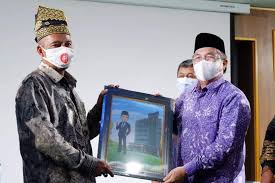 Penulisan kutipan secara tidak langsung dibuat tanpa tanda kutip dan terpadu dalam paragraph. Wakil Walikota Pekanbaru Apresiasi Acara English Communication Award 2021 Fikom Umri