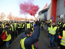 Confrontés à une mobilisation qui s'essouffle après plusieurs jours de blocages, les gilets jaunes préparent l'acte 2 de leur mouvement, avec notamment un rassemblement samedi à paris. Ogilets Jaunes Appels A Manifester Le 24 Novembre A Paris Challenges