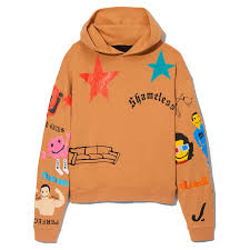 Cactus plant flea market, nel frattempo, serve un vasto assortimento di articoli stilizzati, che vanno dalle felpe, ai pantaloni della tuta per arrivare ad accessori come calzini decorati con apposita grafica foreshadow, oltre al tradizionale anti social social club quote. Cactus Plant Flea Market And Marc Jacobs Link Up For A Collab Collection Complex