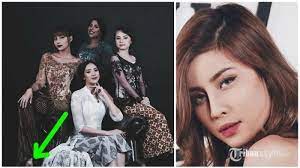 Pemakaian kain jarik pada masa kini. Pakai Kebaya Di Hari Kartini Awkarin Malah Bikin Netizen Gagal Fokus Sama Bentuk Jari Kakinya Halaman All Tribun Sumsel