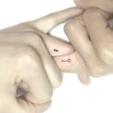 Minimalistische Tattoo Ideen Fur Paare Seite 16 Von 20 Sumcoco Blog Ideen Blog Fur Ideen Matching Couple Tattoos Minimalist Tattoo Pattern Tattoo