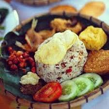 Kerupuk strawberry makanan khas ciwidey gurih dan segar dengan rasa asin, pedas dan asem, cocok untuk ngemil saaat kumpul bareng keluarga atau cemilan waktu liburan. Menikmati Makanan Khas Wisata Kuliner Di Bandung Paket Wisata Tour Ciwidey Bandung Selatan Murah Surabi Travel Holiday Vacation Bandung Info Lebih Lengka