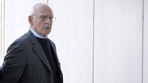 Ο συνήγορός του και η εγγονή του στο α' νεκροταφείο. I 3akcv8tif Cm
