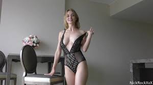 Мария Рябушкина мастурбирует до сквиртинга лежа на гамаке порно онлайн HD