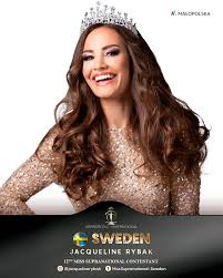 Simple and functional, the ceremony gave fans a chance for a first look at the contestants on the move. Aukwp8kaeabrzm