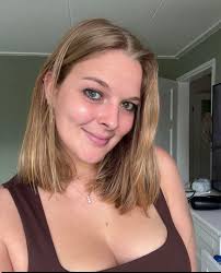 Honey 💕 you're looking at my post, and you can't even say “hi” to me… or  maybe you don't love me anymore 💔 It's me, Lisa Kelly, and I just want you