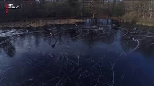 Onderweg naar de bevroren wateren van het leersumse veld halen maarten. Prachtige Drone Beelden Van Schaatsers Op Het Leersumse Veld Rtv Utrecht Youtube