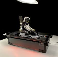 Elmer söderblom tog pucken, förde den mellan benen, och stänkte sedan upp den i bortre krysset. Hockey Tutorial Hockeytutorial Twitter