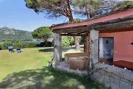 Türkisblaues, glasklares wasser ist charakteristisch für diesen küstenstrich, der berühmt ist für den hellen sand und seine weitläufigkeit. Sardinien Ferienhaus Am Meer Villa Fur 6 P Mit 3 Sz 5 Bi Der Sehr Groi Er Garten An Der Costa Smeralda 80 Mt Bis Zum Strand