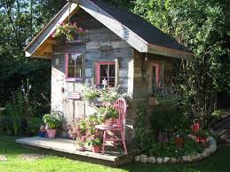 construire son abri de jardin en bois plan abri de jardin et instructions chalet de jardin habitable cabane jardin jardin moderne