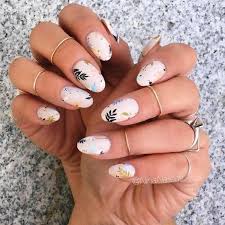 Los decorados de uñas elegantes con piedras y apliques son una idea genial si quieres que tu diseño bello diseño de uñas negras y plateadas brillantes. F O L L O W Pinterest Nailynv 12cr InÑ•tagram Nailynv 12cr Beautytherapy Manicura De Unas Unas Almendradas Disenos De Unas