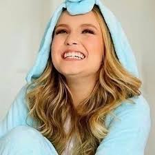 Sorridentes, elas posaram para as fotos ao perceberem a … Larissa Manoela Larimanoelates1 Twitter