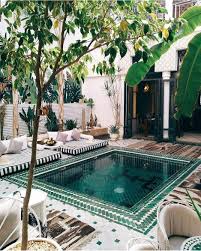 Me Gustan Los Mosaicos La Vegetacion Y La Cama Cerca De La Alberca Tal Vez No De En El Espacio No Ahora Aussenpool Hintergarten Schwimmbad Designs