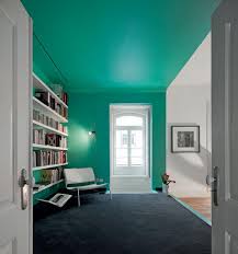 Un Interno Lusitano Disegnato Da Pedro Gadanho A Torres Vedras Per Guta Moura Guedes Pareti Casa Colorate Case Colorate Design Del Prodotto