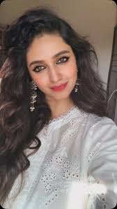 Hello again! Eid Mubaraakkk everyone! 🤍🤍🤍, Deep kohl eyes this time  because otherwise I’ll look super sick 💁🏻‍♀️