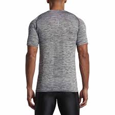 Pearlized buttons are selected to complement the shirt color. Nike Dri Fit Knittop Kurzarm T Shirt Grau Runnerinn