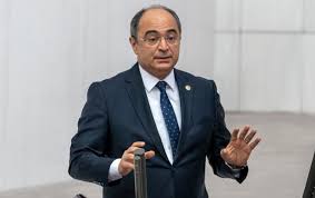 Chp i̇stanbul milletvekili turan aydoğan tbmm genel kurulu'nda yaptığı konuşma ile yine akp'li milletvekillerini çileden çıkardı. Avukat Turan Aydogan Kimdir Aslen Nereli Kac Yasinda