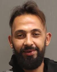 السلطات بناشفيل بتنيسي تبحث عن مينا عوض، ٣١ عام و المتهم بأ!!غتصاب فتاة، ١٦  عام. حسب التقارير، دخل عوض شقة الضحية عند الساعة السابعة صباحًا واعتد!ى  عليها داخل غرفة نومها. وأفادت الضحية