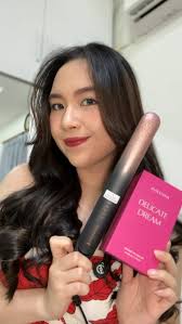 Dengan Gaya Rambut Sleek Straight kamu akan tampil elegan, simpel dan  memukau dimanapun dan kapanpun!" Selain untuk meluruskan rambut Remington  Illusion Straightener S7801-ID juga dapat membuat gaya rambut Sleek Classic  Curl. Gaya