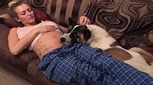Vorrei che tu mi offrissi una sigaretta. Il Cane Di Questa Donna Incinta Non Smetteva Di Piangere Poi Realizzo Che La Stava Aiutando Youtube