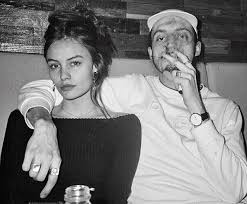 Alors que l'animateur avait lancé un pic à angèle, il avait au départ, la jeune femme avait critiqué la démarche de lena simone, compagne du rappeur, qui s'était exprimée sur les réseaux sociaux en. Romeo Elvis Bientot Papa La Photo Qui Seme Le Doute
