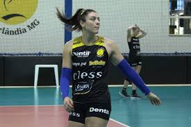 A atleta de 1,85m de altura joga na posição de oposta. Rosamaria Volei Altura