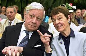 Loki schmidt stürzte ende september 2010 und brach sich einen fuß. Loki Schmidt Ware 100 Geworden Sie War Viel Mehr Als Nur Die Frau Vom Bundeskanzler Politik Stuttgarter Zeitung