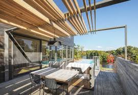 Terrassengestaltung Ideen Holzerne Mobel Auf Der Terrasse Pool Sonniges Wetter Sonnenschein Terrasse Gestalten Terrassengestaltung Terassenideen