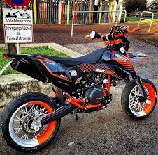 In Schwarz Und Orange Mit Weissen Felgen Stickern Motorcross Bike Ktm Dirt Bikes Motocross Bikes
