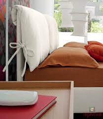 Testata letto dalla linea moderna con una particolare finitura e con cuciture a vista, che la rende adattabile a ogni tipo di arredamento, classico l'imbottitura è in poliuretano espanso ad alta densità su tutti i lati, nello specifico: Letto Imbottito Matrimoniale Marlene Casas