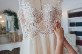 Following in the footsteps of her older brother kirk cameron, (who played mike seaver for 7 seasons on the hit show проблемы роста. Bride S Complaint About Wedding Dress Goes Viral