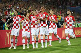 منتخب كرواتيا ينتزع تعادلا مثيرا من نظيره التشيك بهدف اليوم الجمعة في الجولة الثانية من المجموعة الرابعة ببطولة كأس أمم أوروبا «يورو 2020» ليبقي على حظوظه في التأهل. ÙƒØ±ÙˆØ§ØªÙŠØ§ ÙØ±ÙŠÙ‚ Ø¨Ù„Ø¯ Ø§Ù„Ø£Ø±Ø¨Ø¹Ø© Ù…Ù„ÙŠÙˆÙ† ÙˆÙ†ØµÙ Ù†Ø³Ù…Ø© Ø¹Ù„Ù‰ ÙˆØ´Ùƒ ØªØ­Ù‚ÙŠÙ‚ Ø§Ù„Ø­Ù„Ù… Ø§Ù„ÙƒØ±ÙˆÙŠ Ø§Ù„Ø£ÙƒØ¨Ø± Football Tribe Arabia