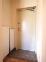 The japanese tend to have small feet, so don't be surprised if their slippers are always too small. 7 Easy Ways To Organize The Genkan Entryway In A Japanese Apartment Blog